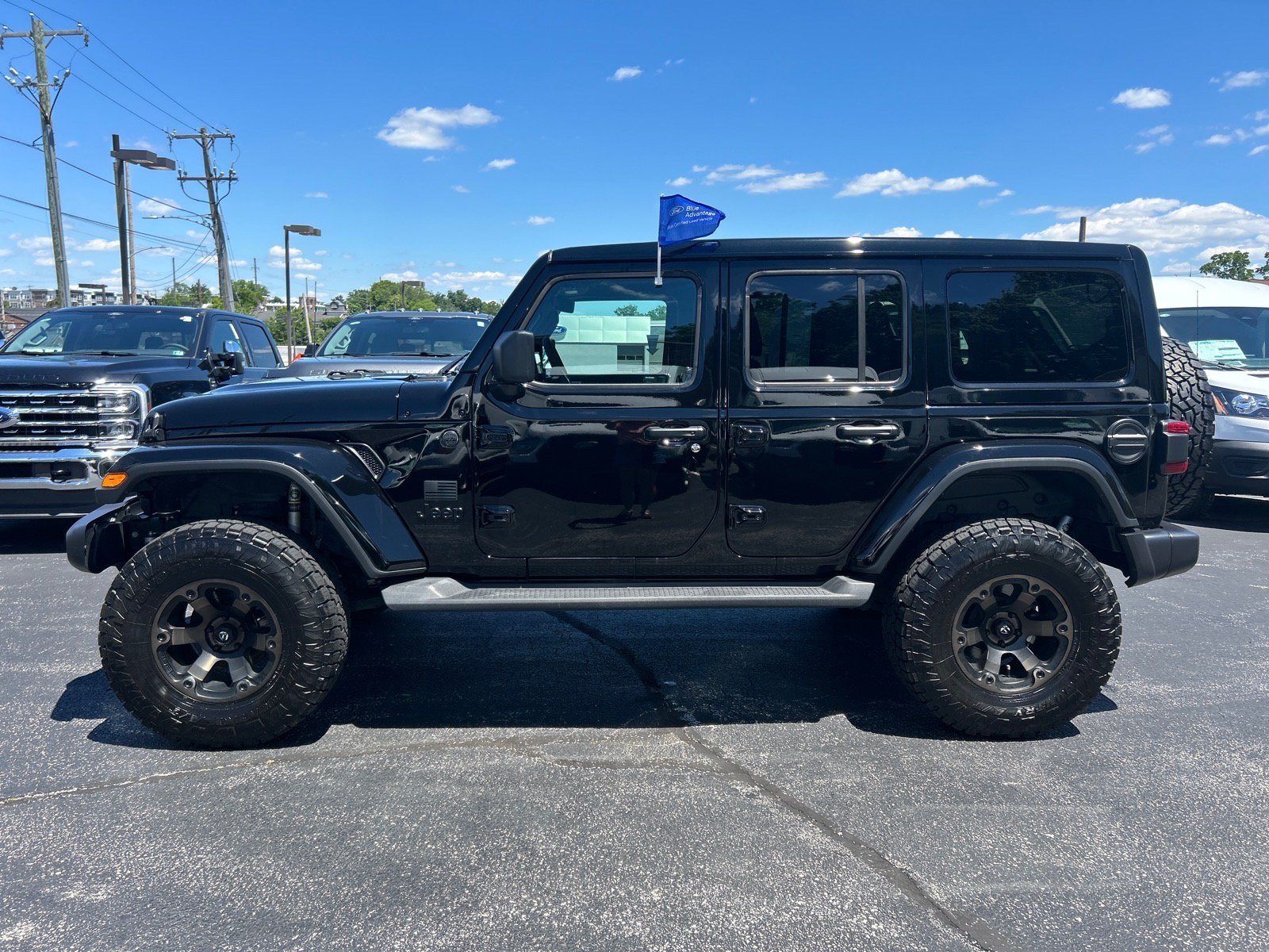 Used 2025 Jeep Wrangler Unlimited Sahara AWD/4WD image 4