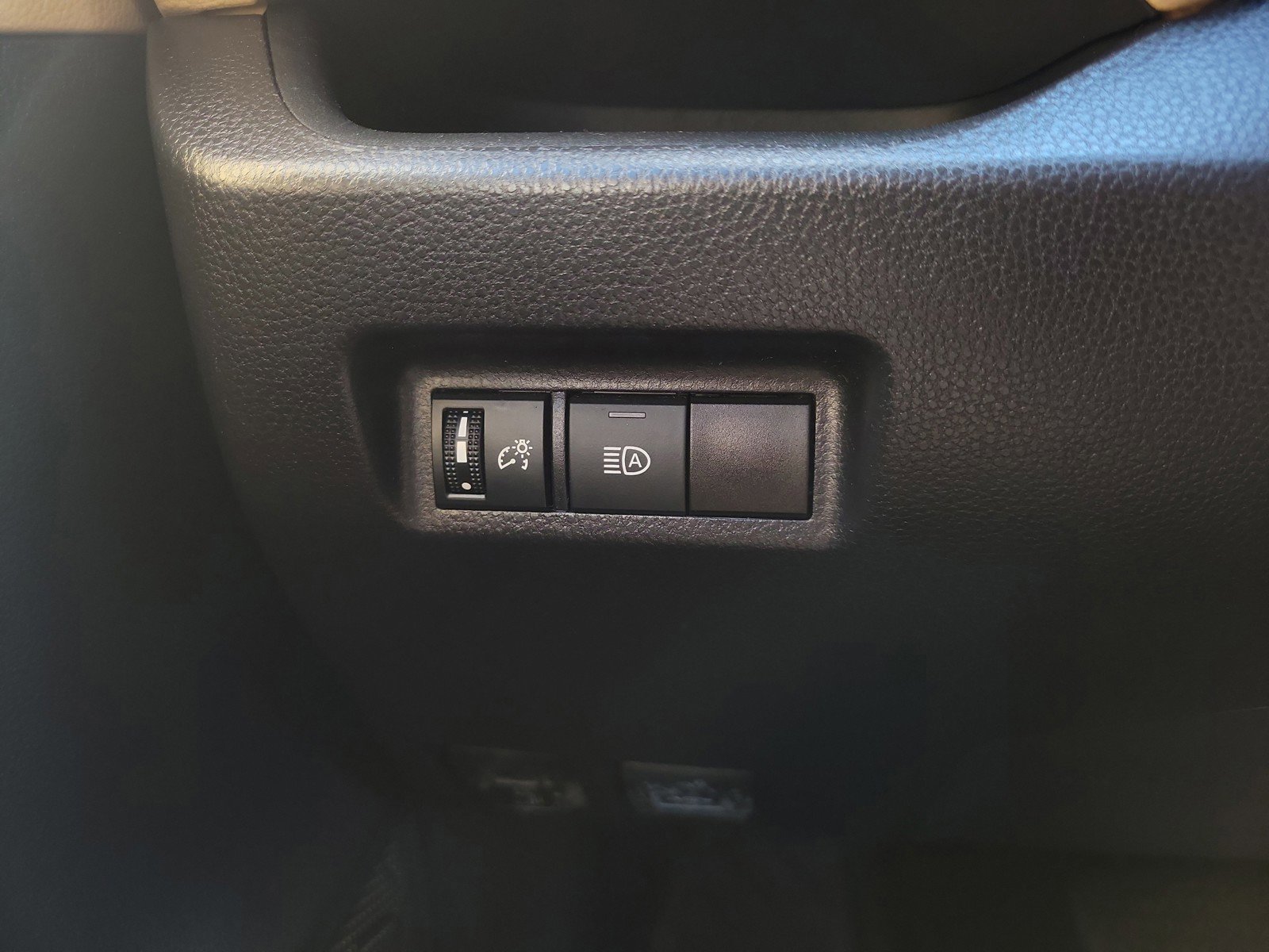 Used 2021 Toyota RAV4 LE AWD/4WD image 22