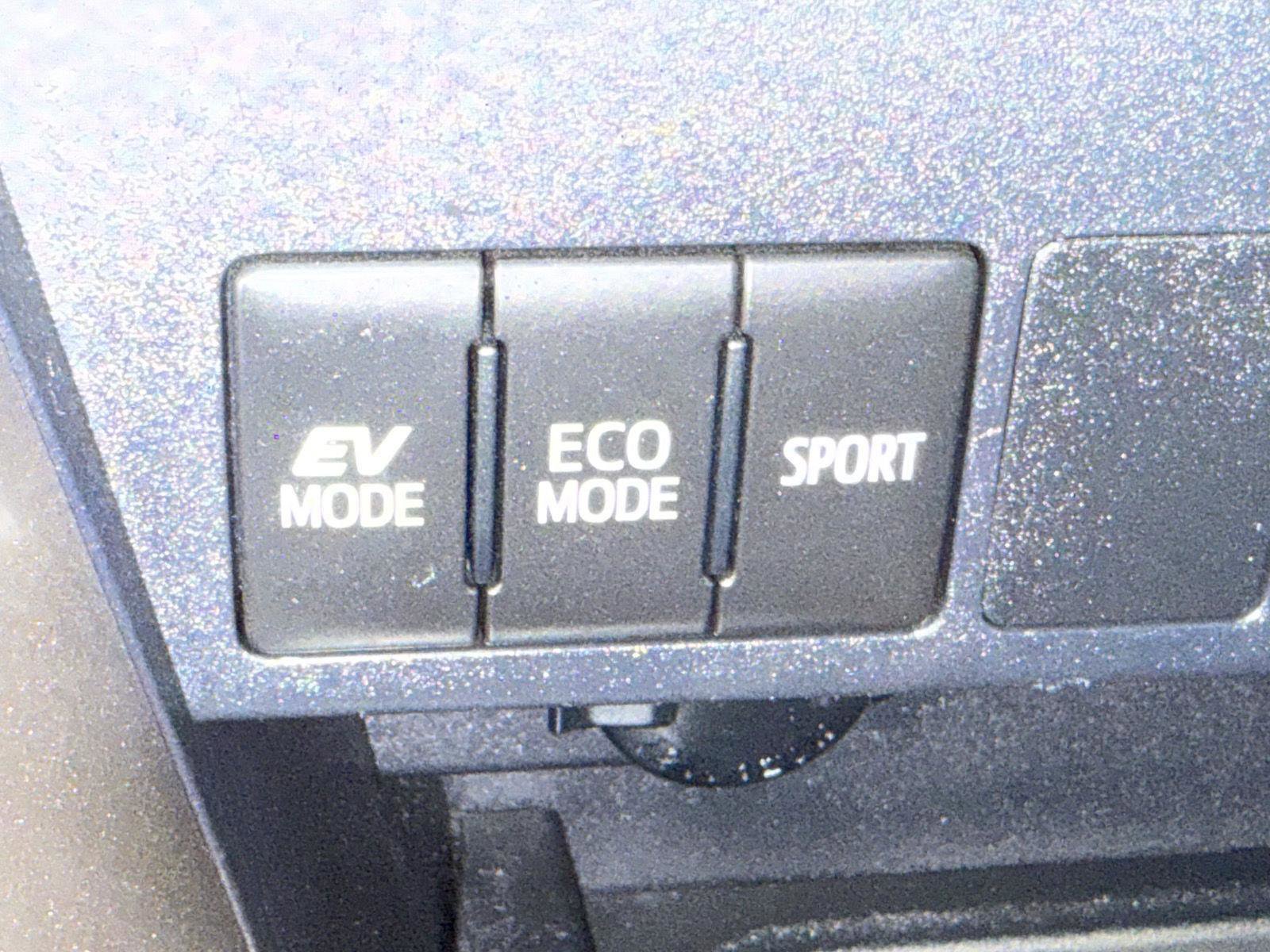 Used 2018 Toyota RAV4 LE image 19