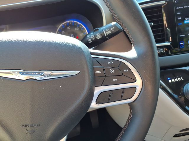 Used 2018 Chrysler Pacifica Touring-L Plus FWD image 19