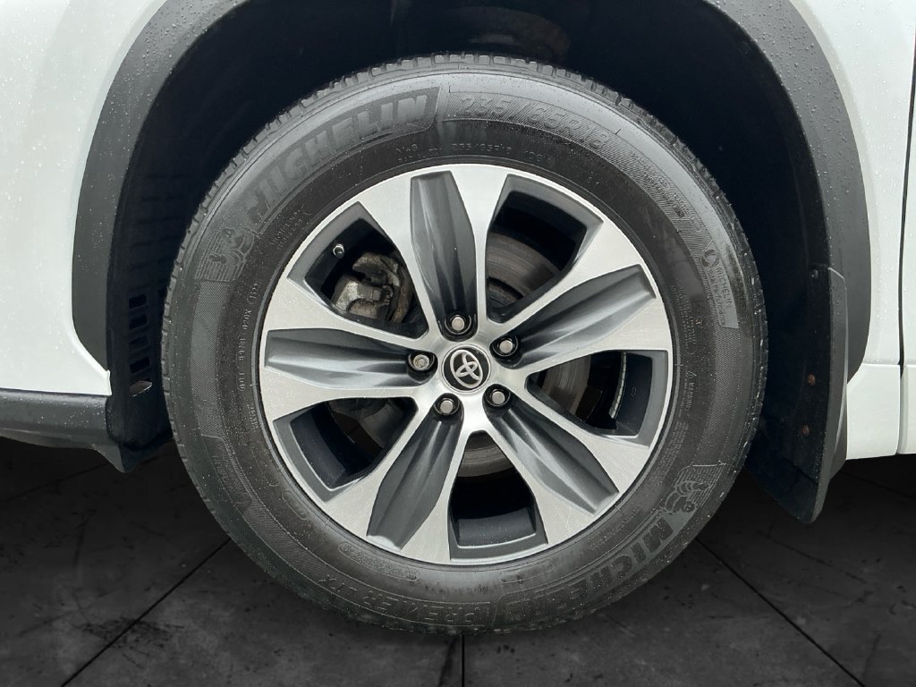 Used 2022 Toyota Highlander XLE AWD/4WD image 15