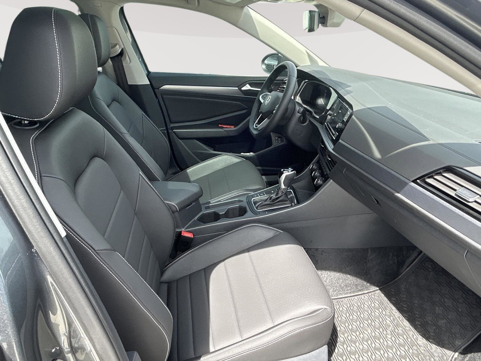 Used 2024 Volkswagen Jetta SE w/ Panoramic Sunroof Package image 27