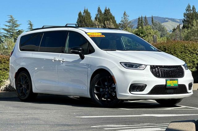 Certified 2025 Chrysler Pacifica Limited image 2