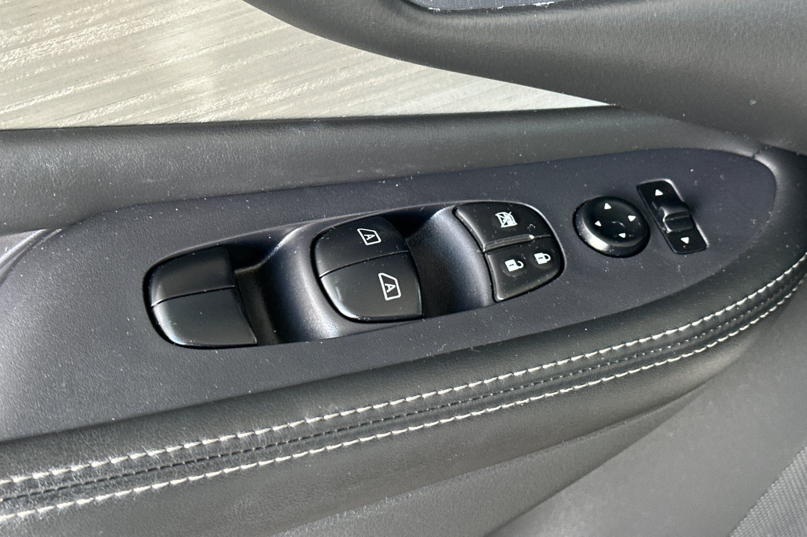 Used 2018 Nissan Murano SV w/ Premium Package FWD image 12
