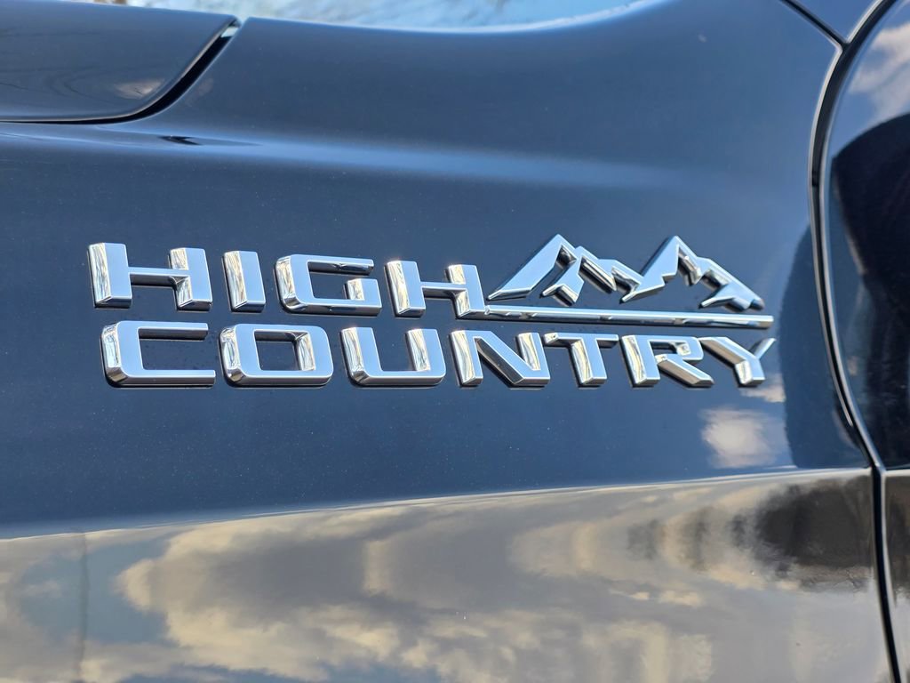 Used 2025 Chevrolet Suburban High Country image 6