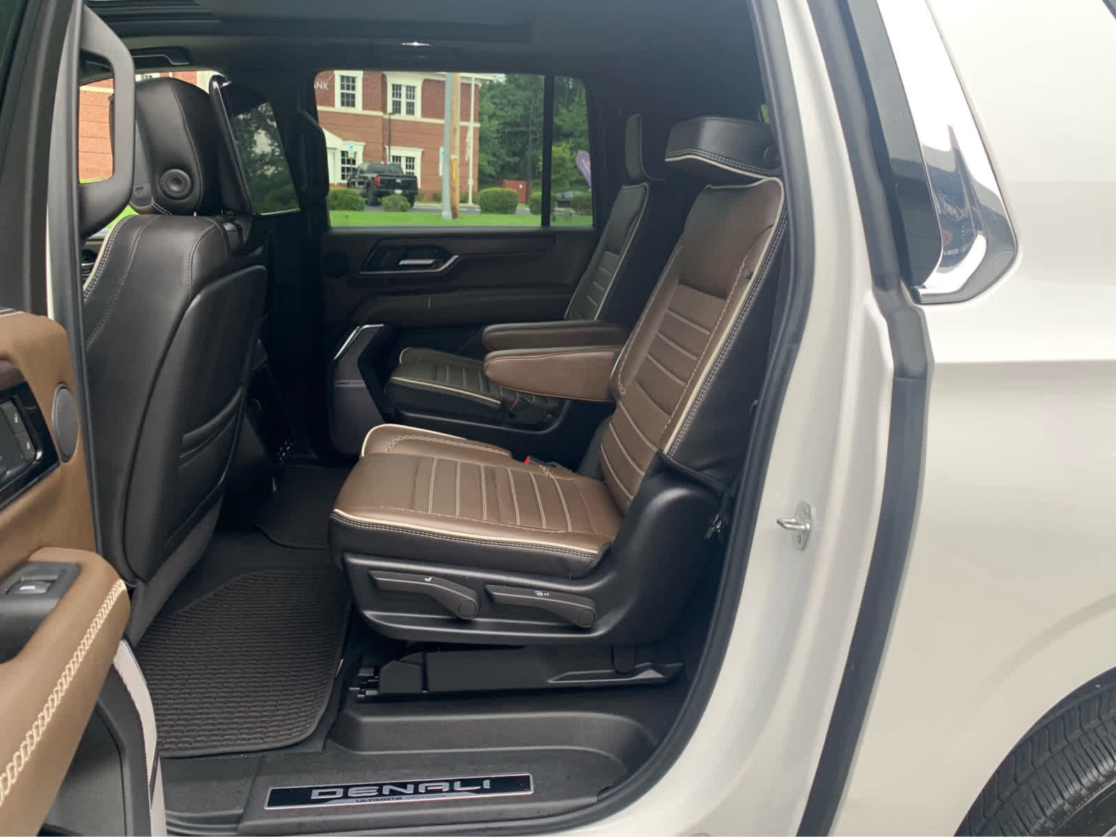 Used 2025 GMC Yukon XL Denali Ultimate AWD/4WD image 24