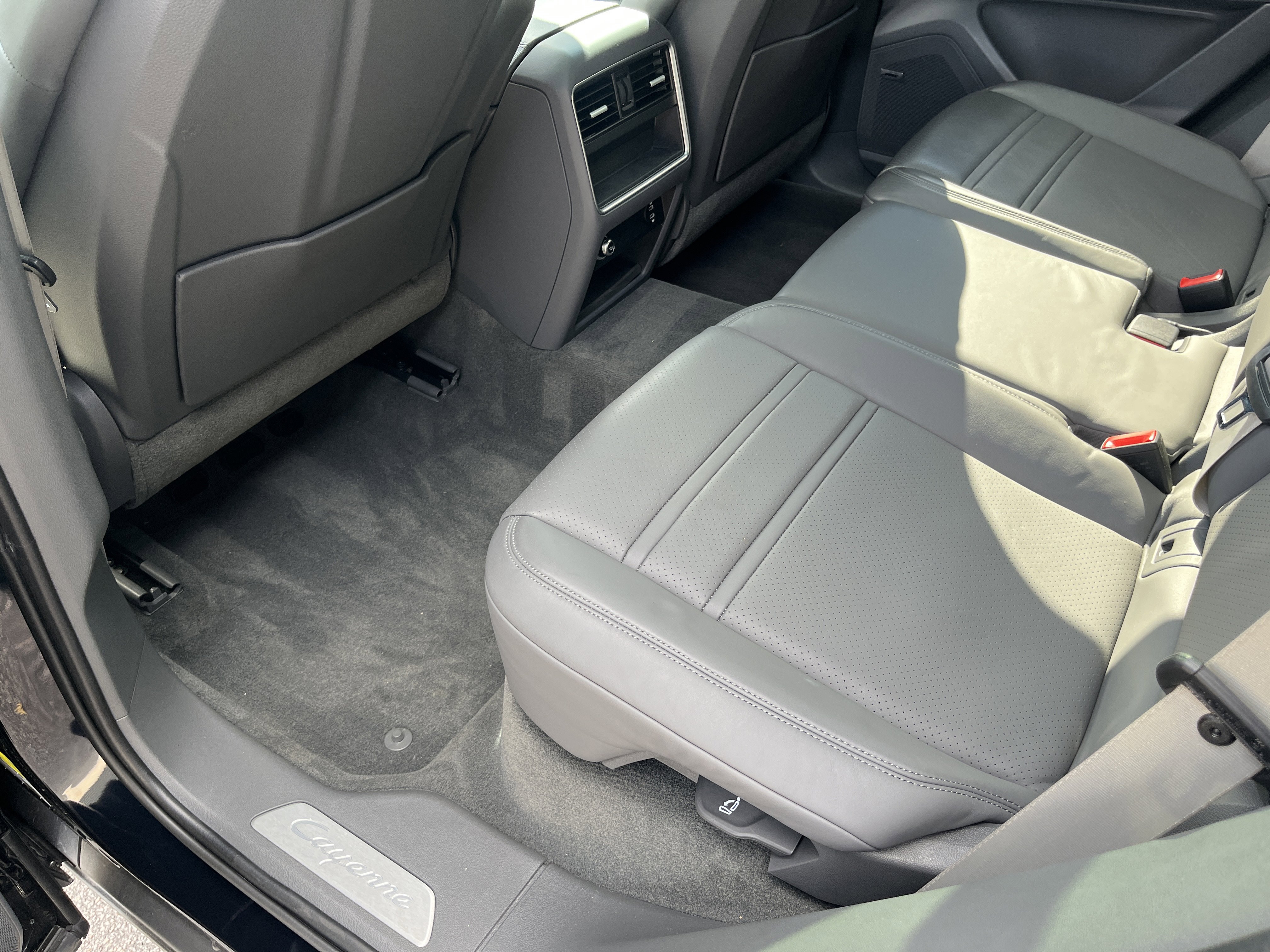 Certified 2022 Porsche Cayenne Platinum Edition image 23