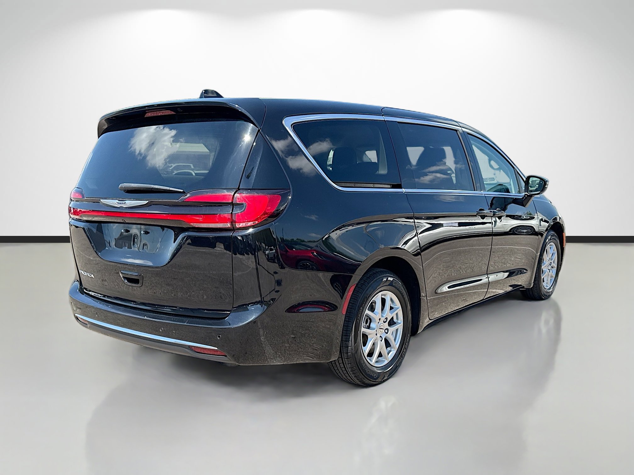 Used 2024 Chrysler Pacifica Touring-L FWD image 3