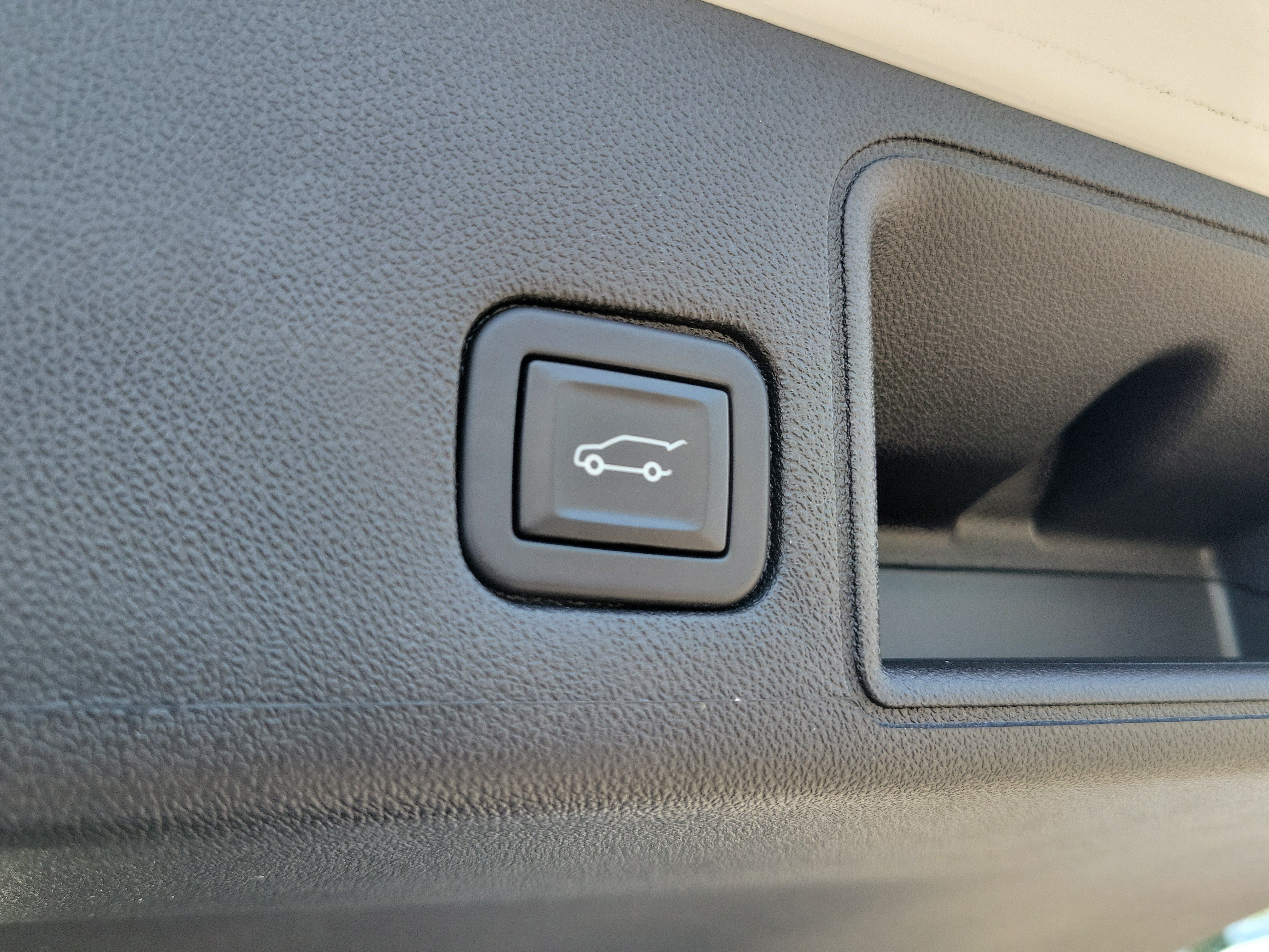 Used 2022 GMC Terrain SLT w/ Tech Package AWD/4WD image 8