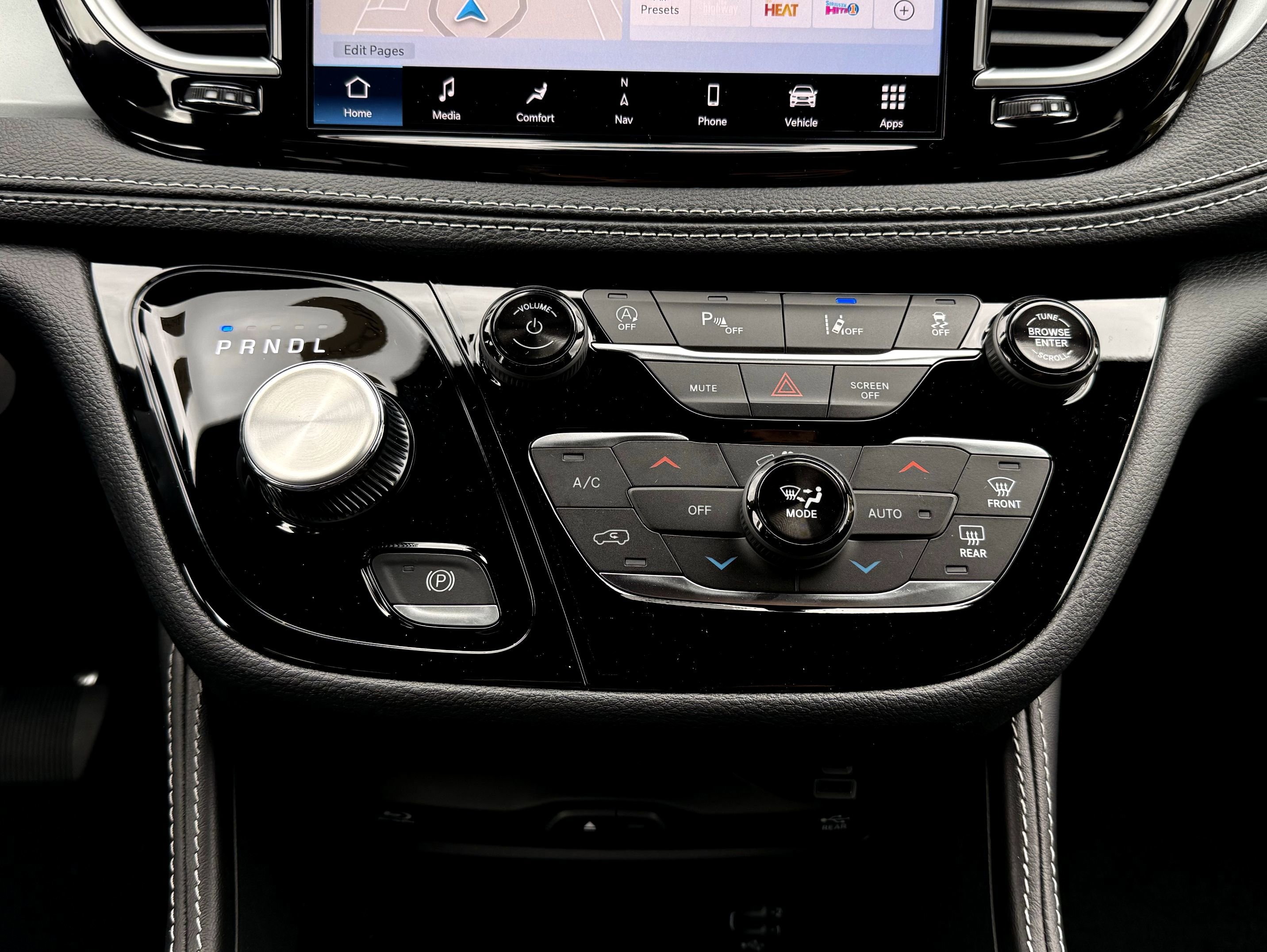 New 2026 Chrysler Pacifica Limited image 28