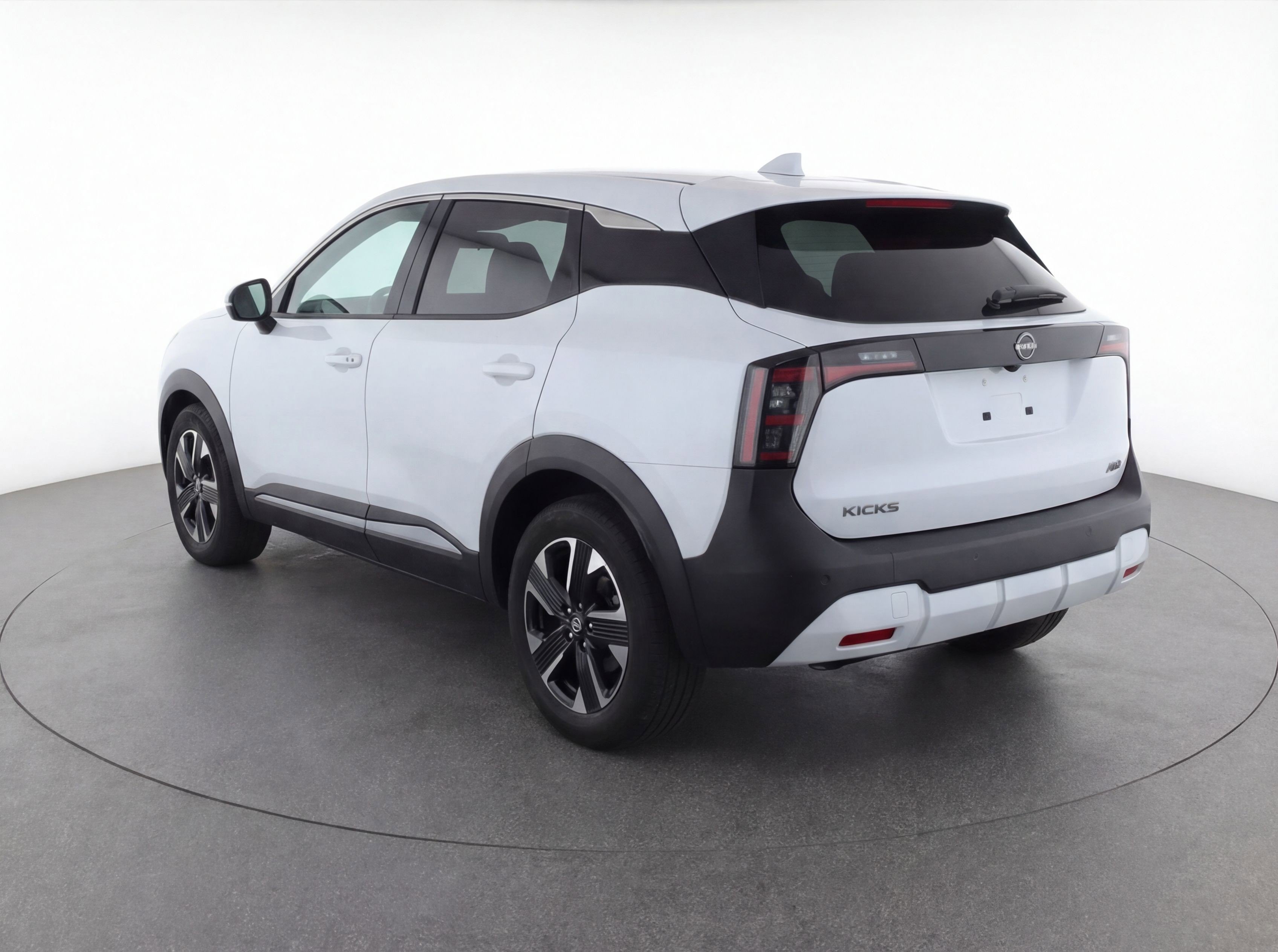 Used 2025 Nissan Kicks SV image 6