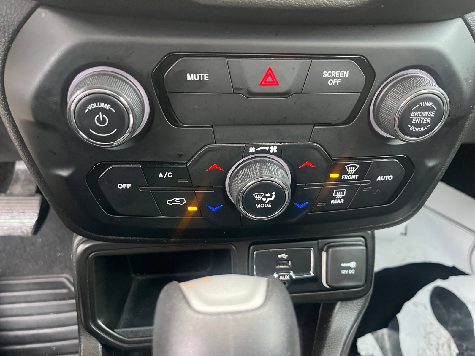 Used 2020 Jeep Renegade Latitude w/ UConnect 8.4 Nav Group image 31
