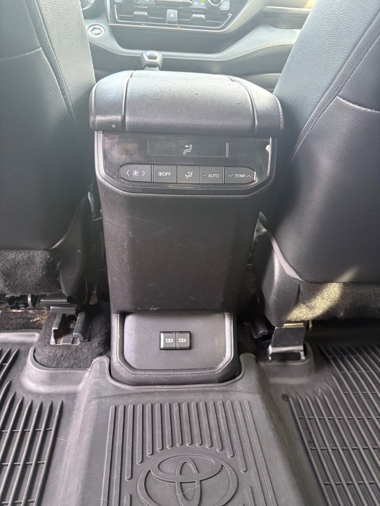 Used 2022 Toyota Highlander XLE AWD/4WD image 19