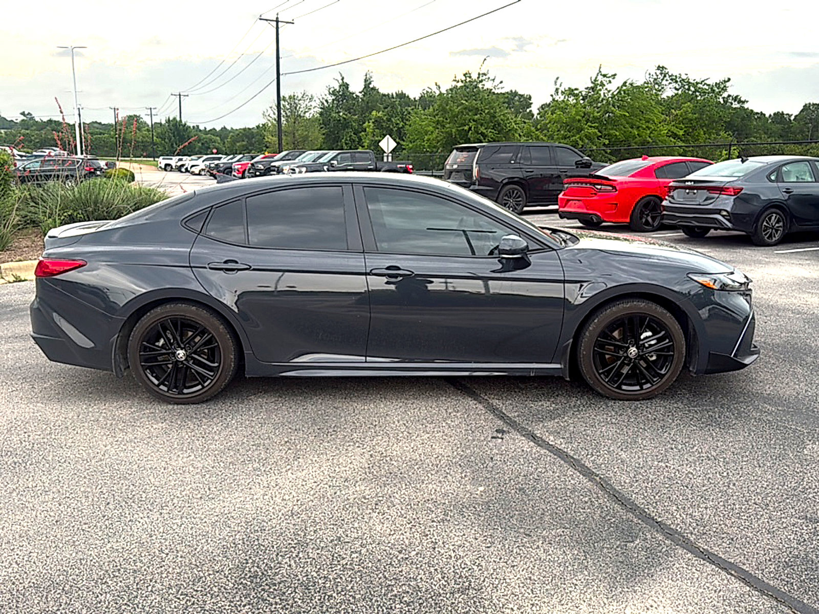 Used 2025 Toyota Camry SE w/ Convenience Package FWD image 5