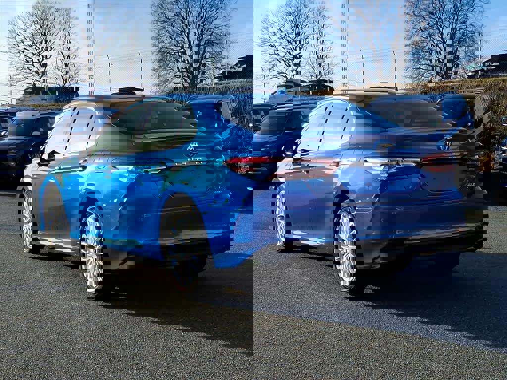 Used 2020 Toyota Camry XLE image 3