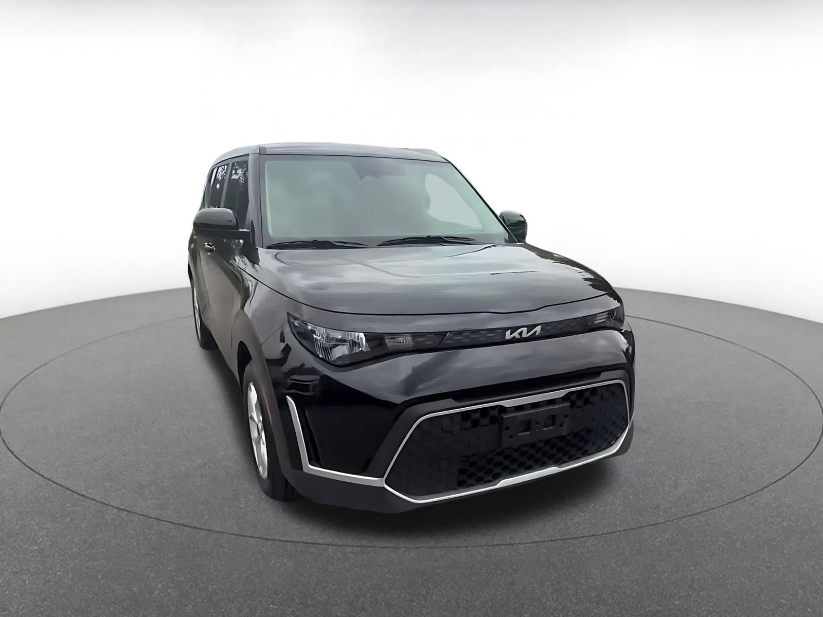 Used 2025 Kia Soul LX w/ LX Technology Package FWD image 3