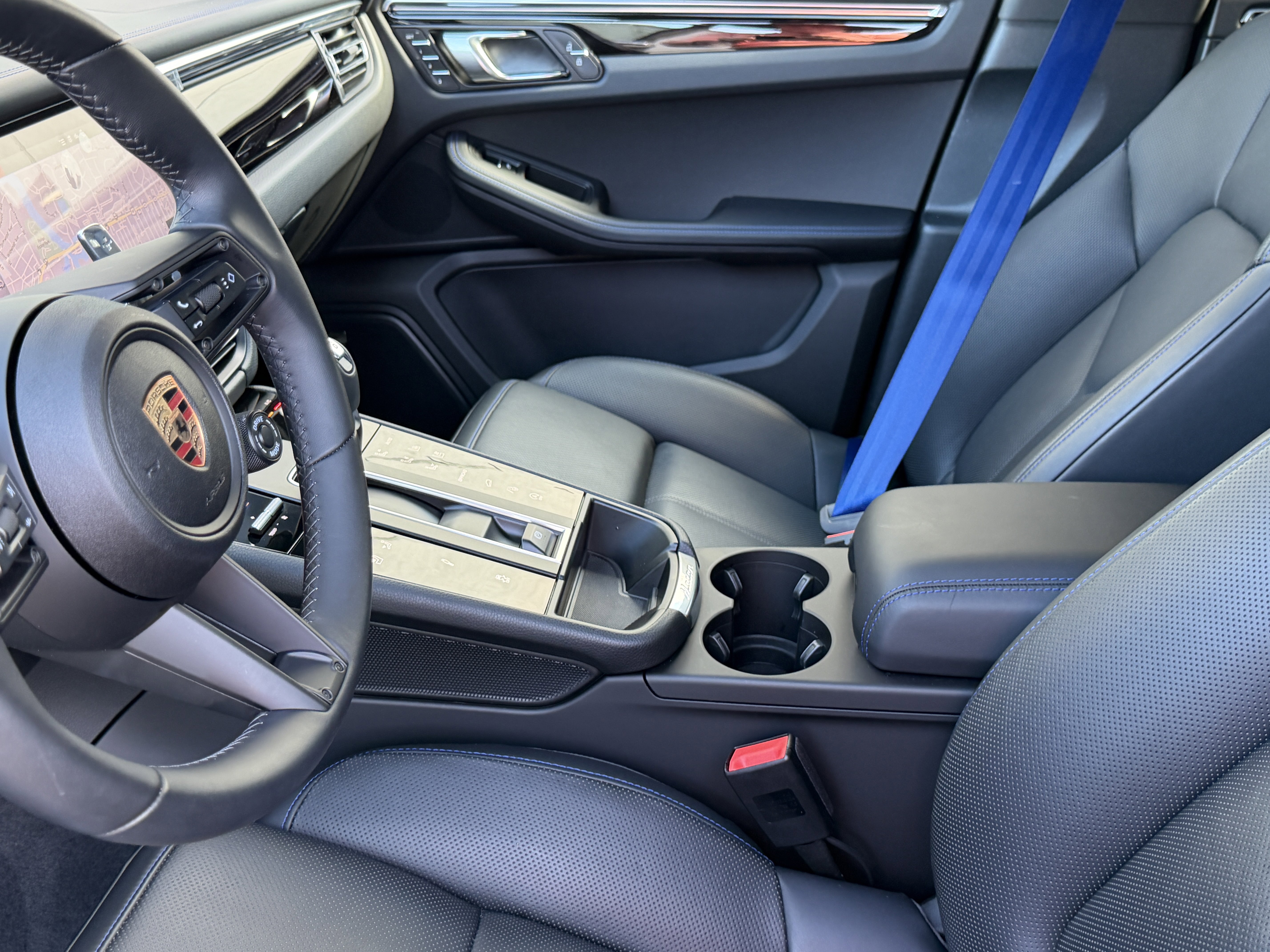 Certified 2025 Porsche Macan Turbo image 4