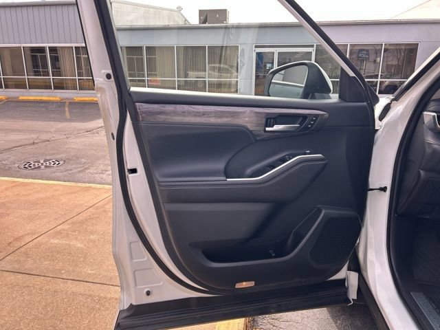 Used 2020 Toyota Highlander Limited image 26