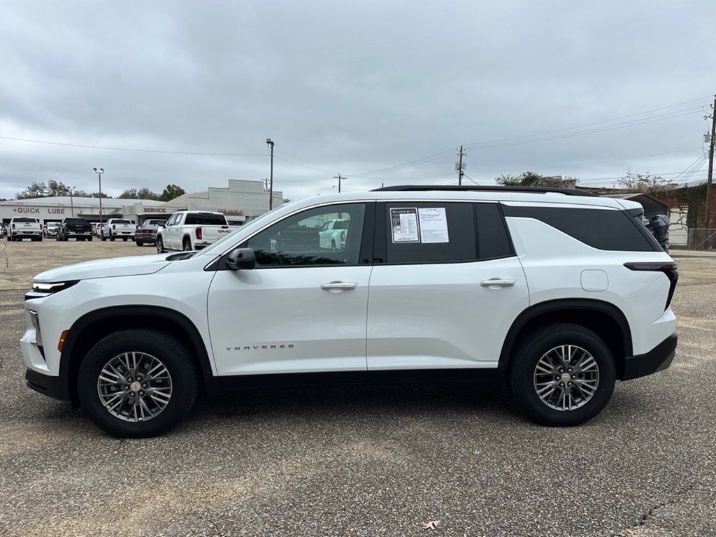 Used 2025 Chevrolet Traverse LT image 3