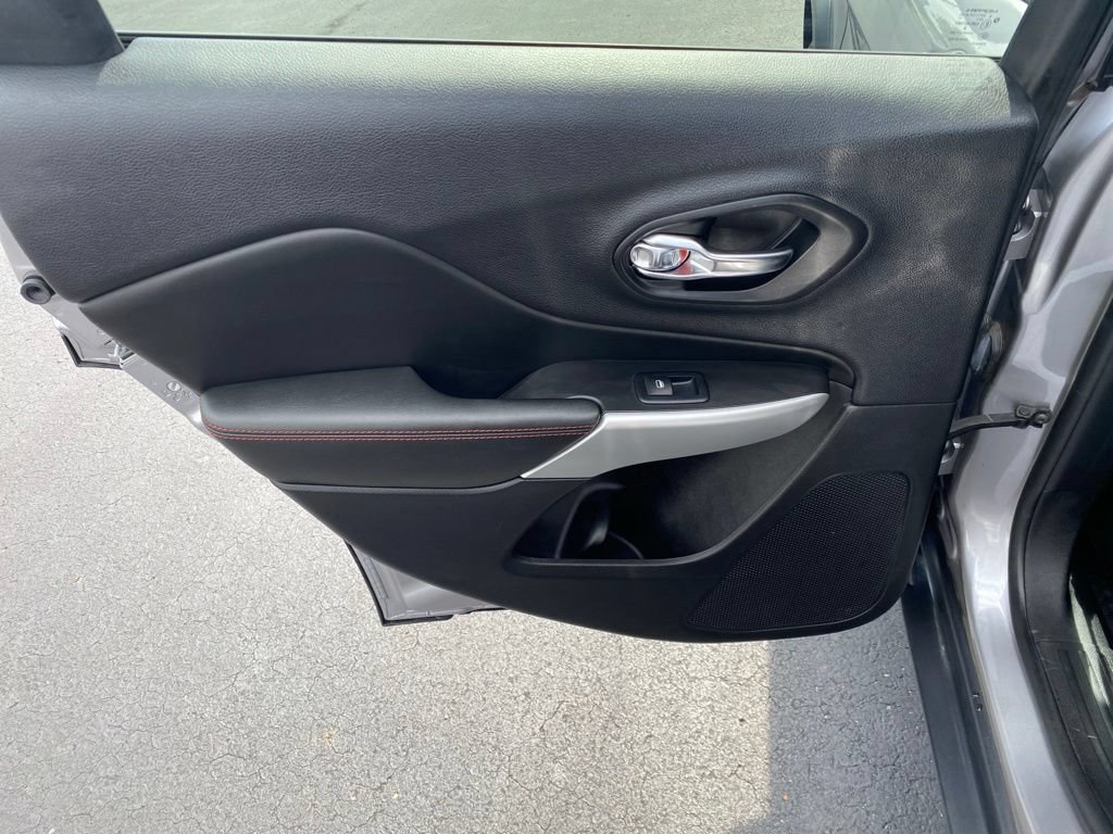 Used 2018 Jeep Cherokee Trailhawk AWD/4WD image 48