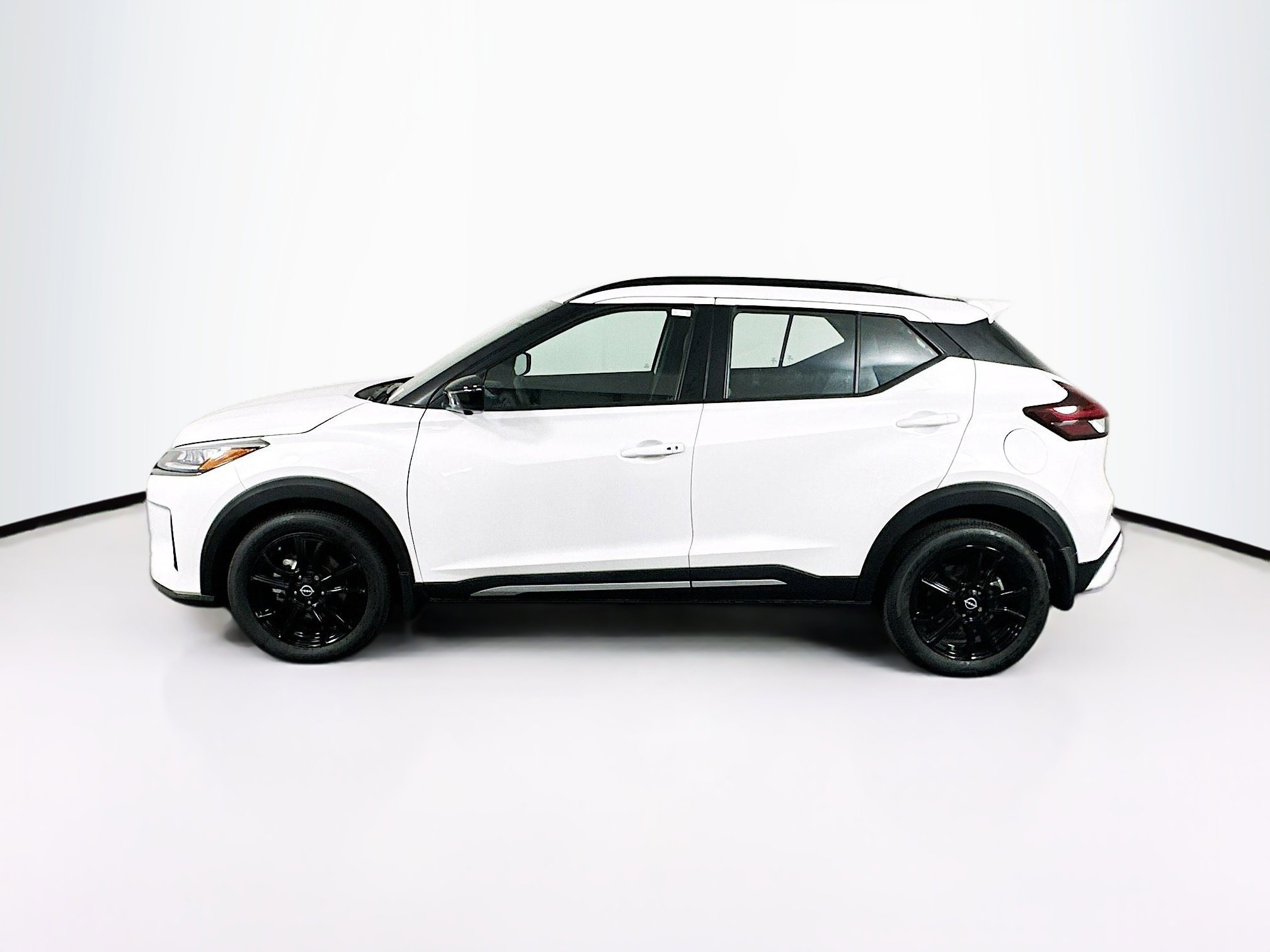 Used 2024 Nissan Kicks SR w/ SR Premium Package image 4