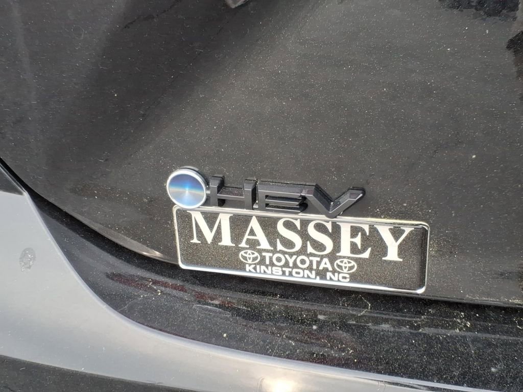 Used 2025 Toyota Camry SE w/ Convenience Package image 10