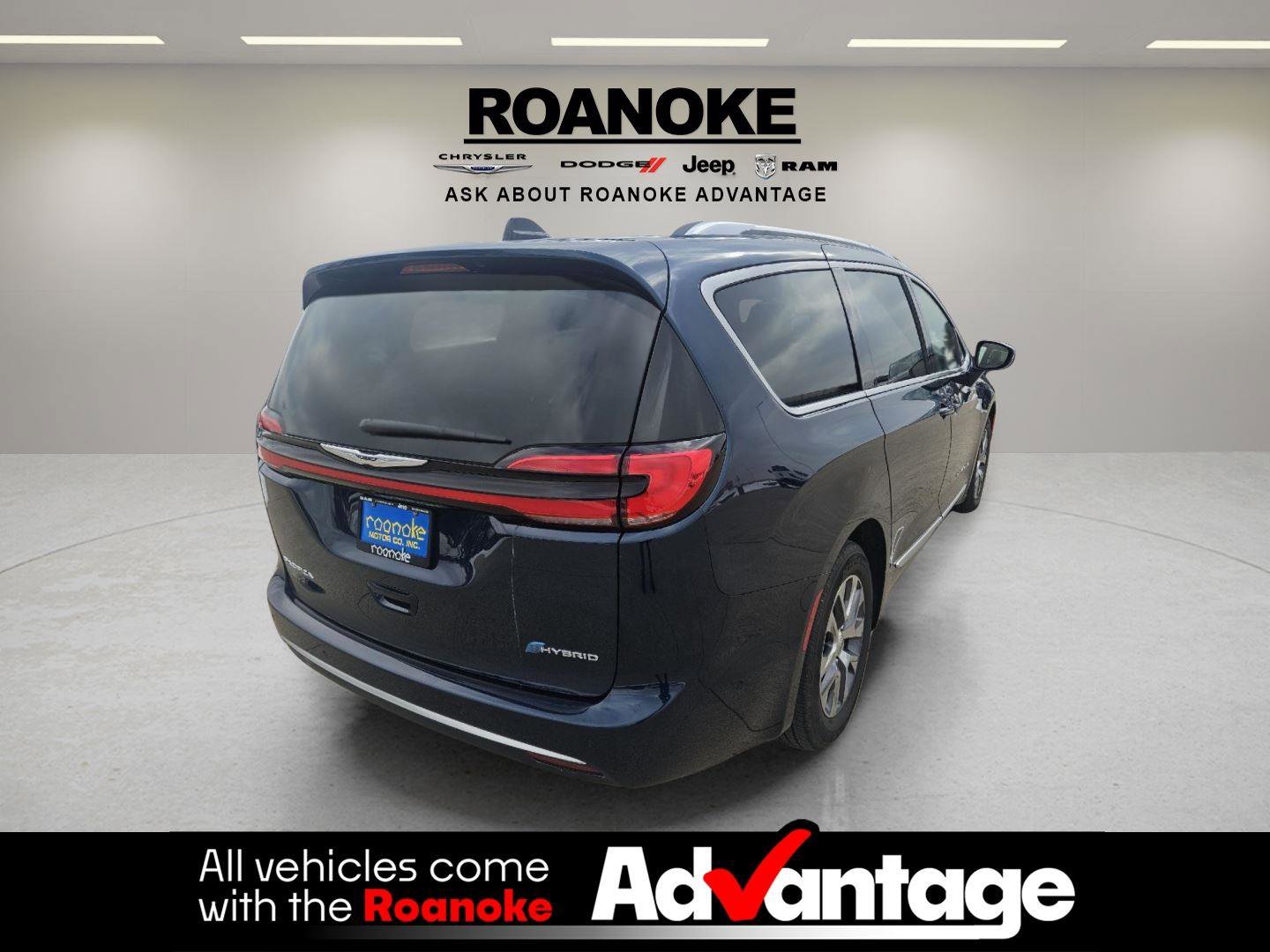 Used 2025 Chrysler Pacifica Pinnacle image 2