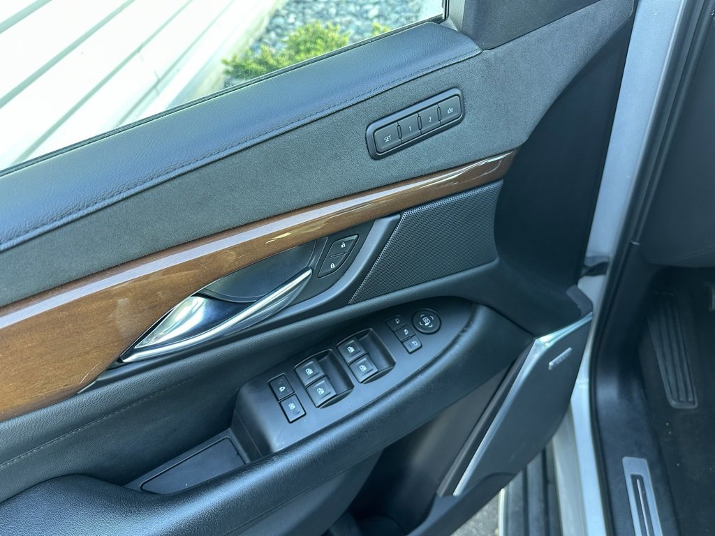 Used 2020 Cadillac Escalade Luxury image 14