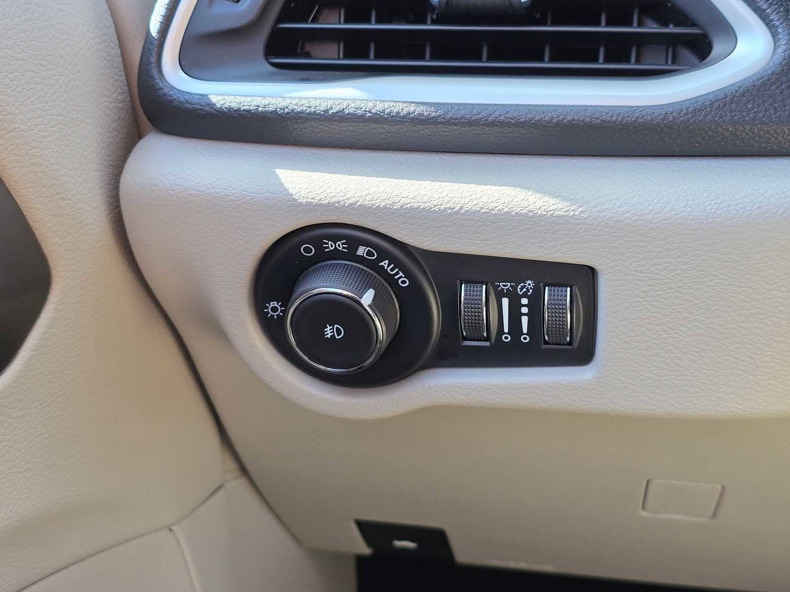 Used 2024 Chrysler Pacifica Select image 30