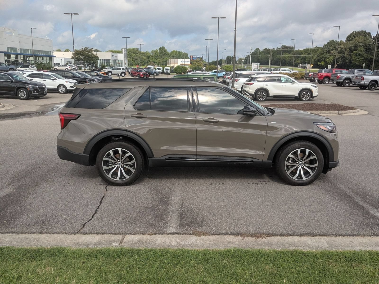 New 2026 Ford Explorer ST-Line AWD/4WD image 2
