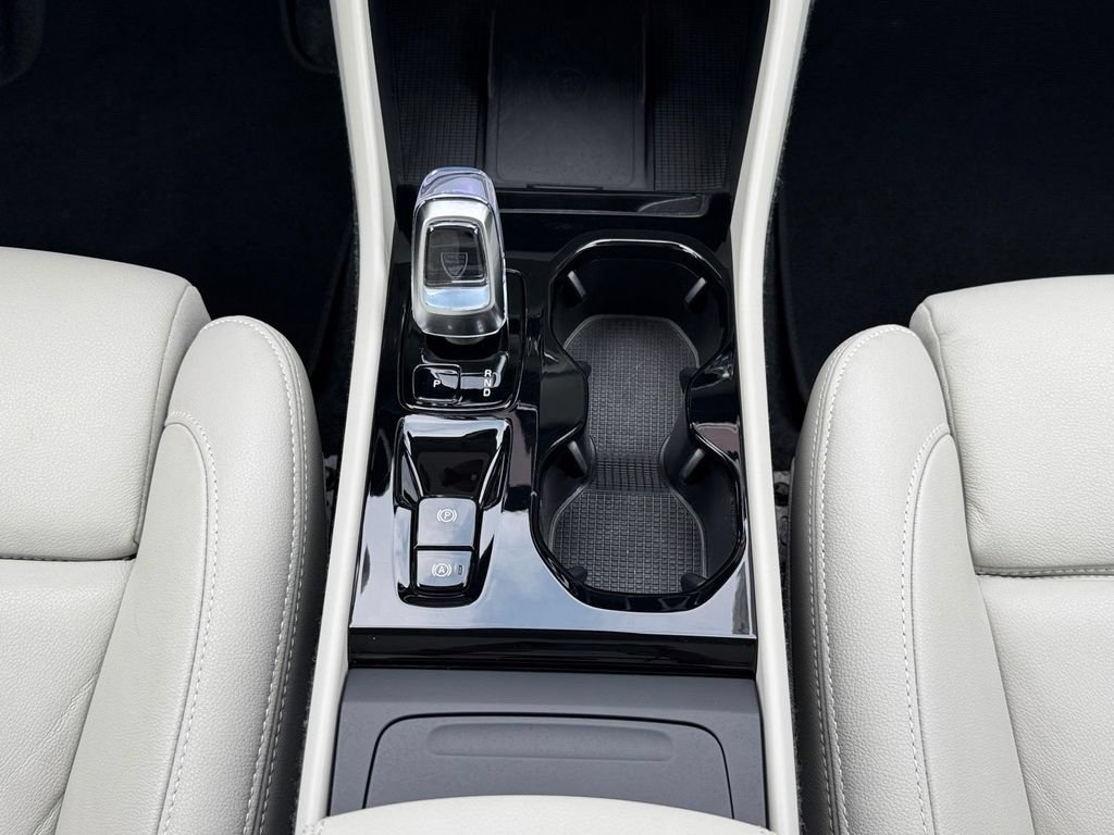 Certified 2026 Volvo XC40 B5 Plus AWD/4WD image 14