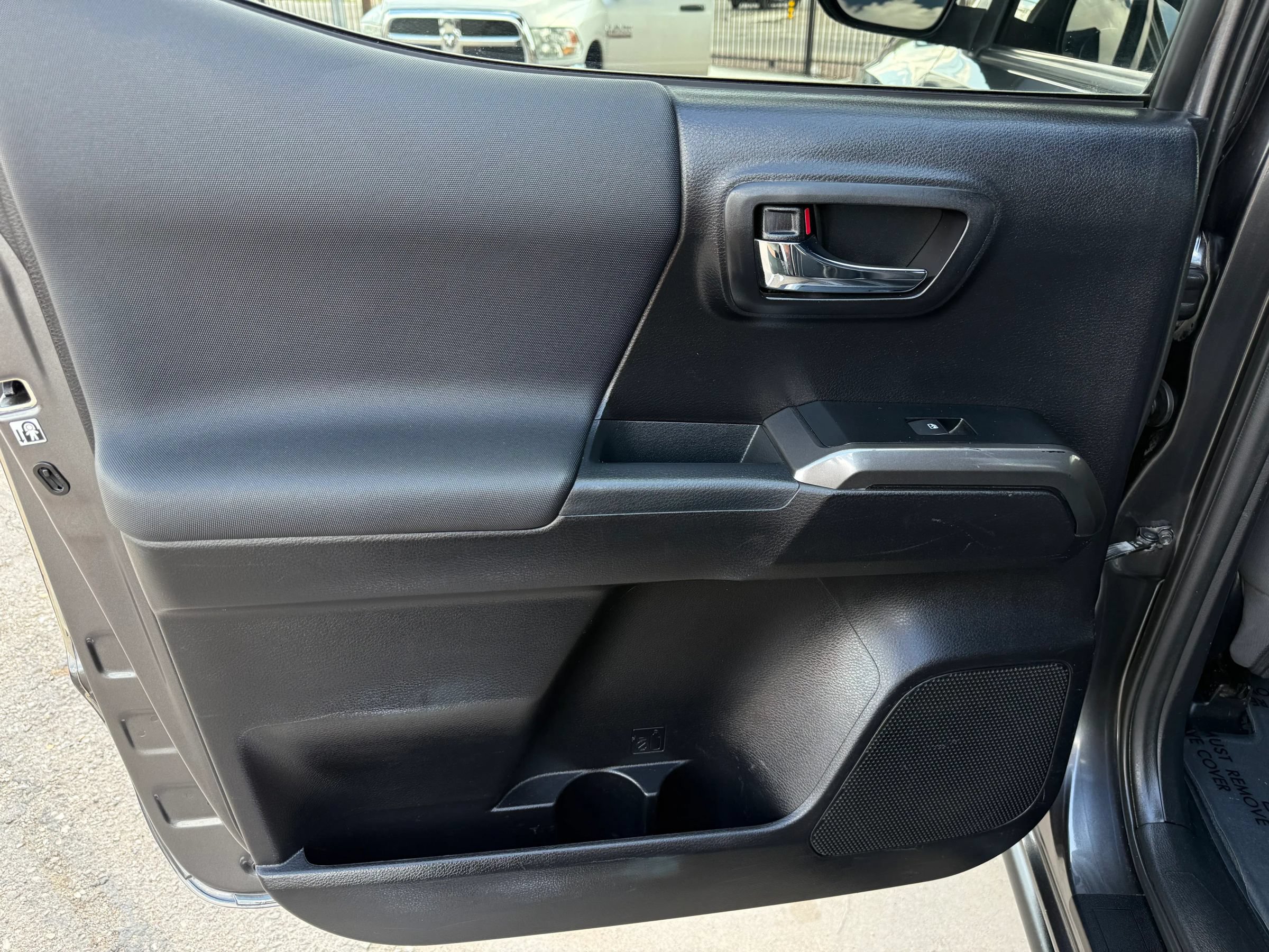 Used 2019 Toyota Tacoma TRD Sport w/ Technology Package RWD image 12