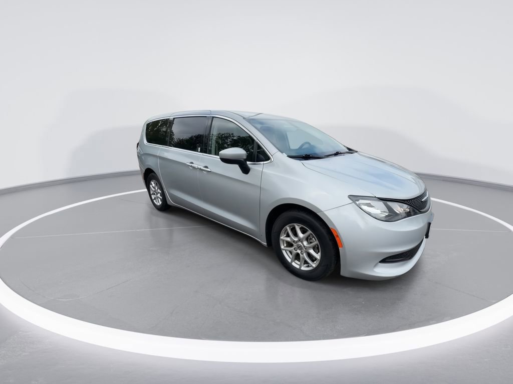 Used 2022 Chrysler Voyager LX FWD image 2