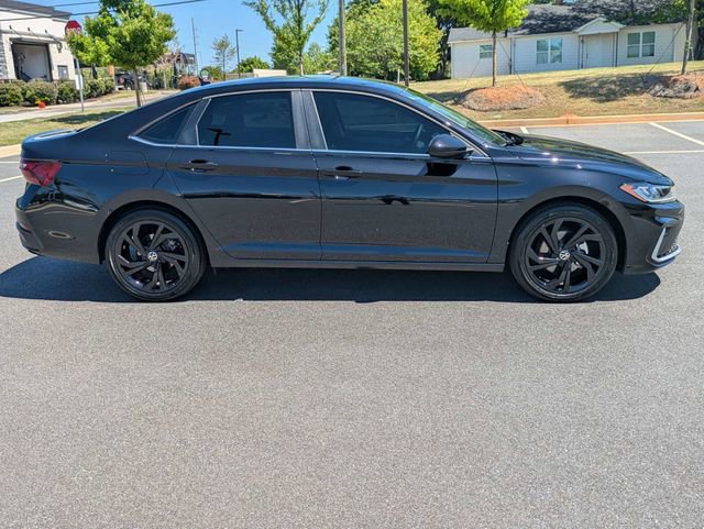 Used 2025 Volkswagen Jetta SE image 3