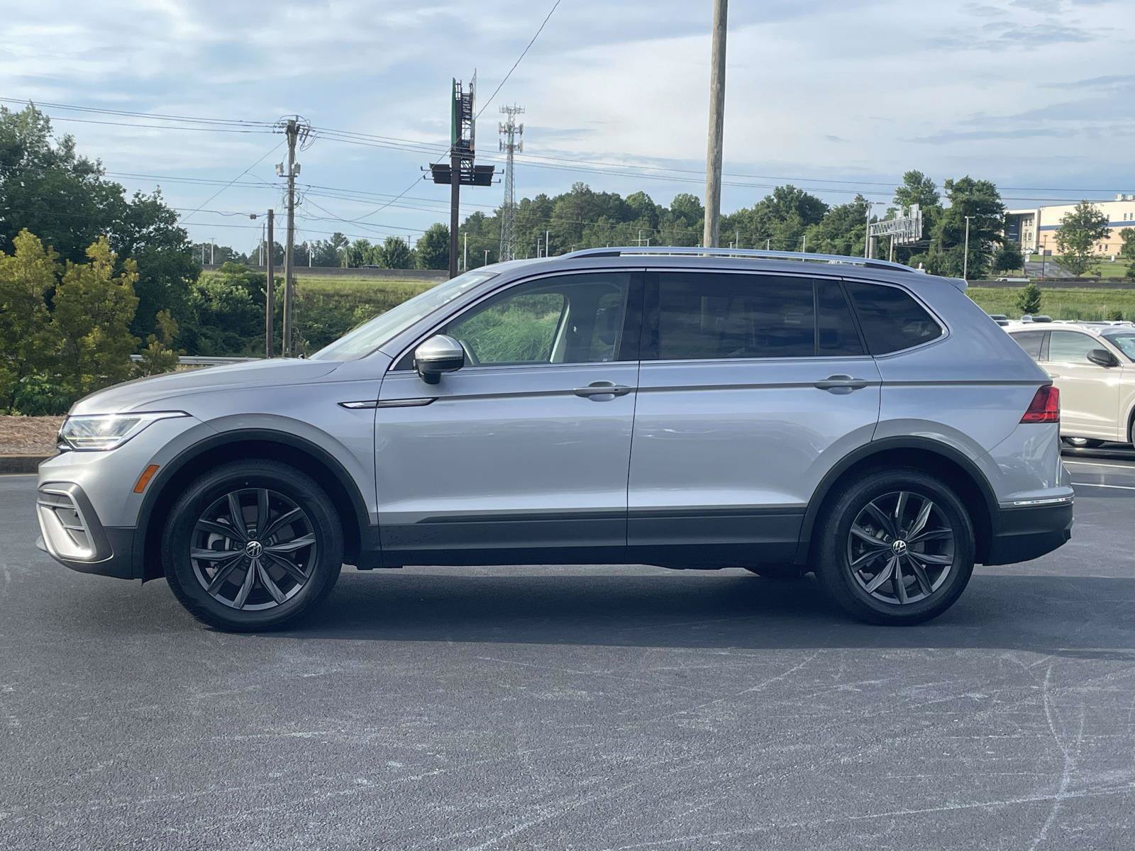Certified 2023 Volkswagen Tiguan SE w/ Panoramic Sunroof Package FWD image 4