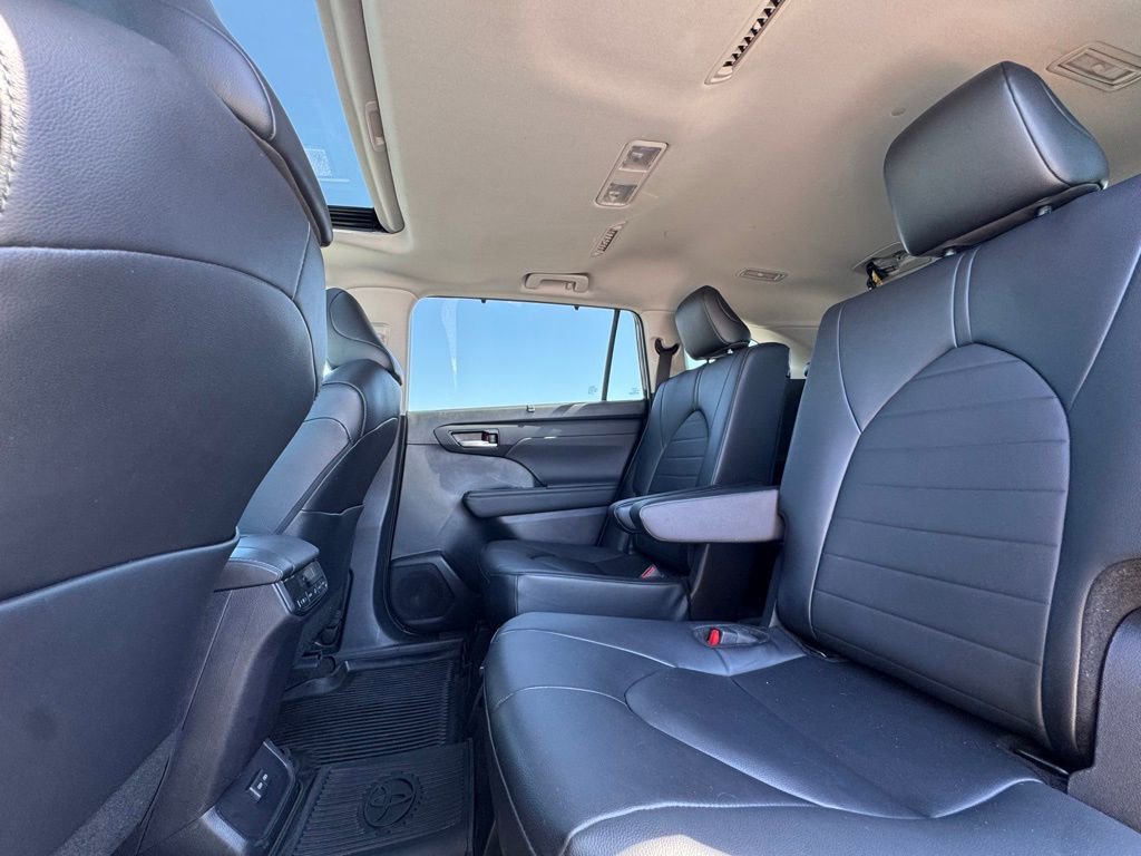 Used 2024 Toyota Highlander XLE FWD image 21