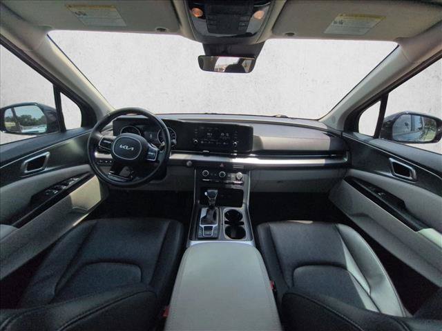 Used 2023 Kia Carnival LX FWD image 15