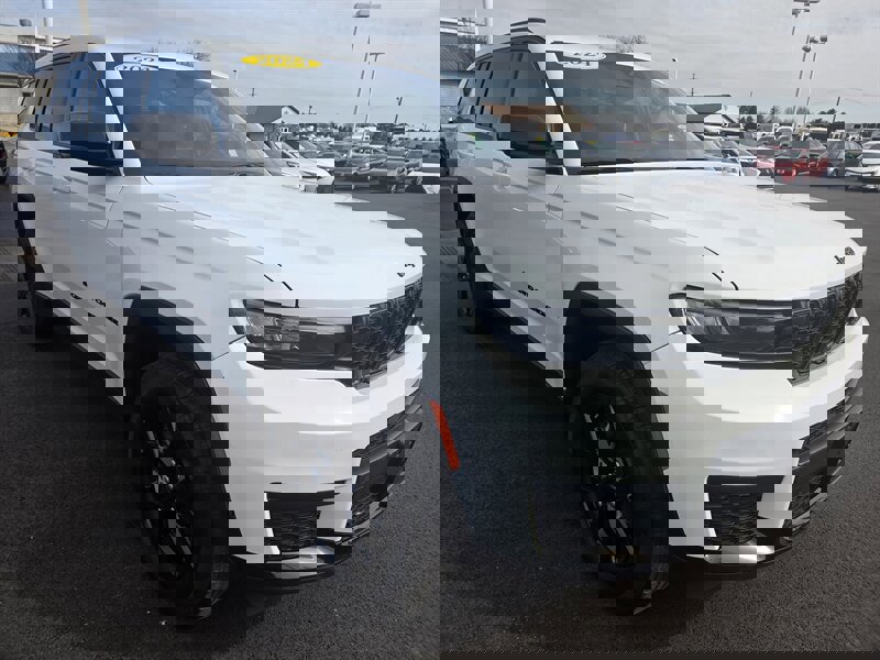 Used 2024 Jeep Grand Cherokee L Laredo image 1