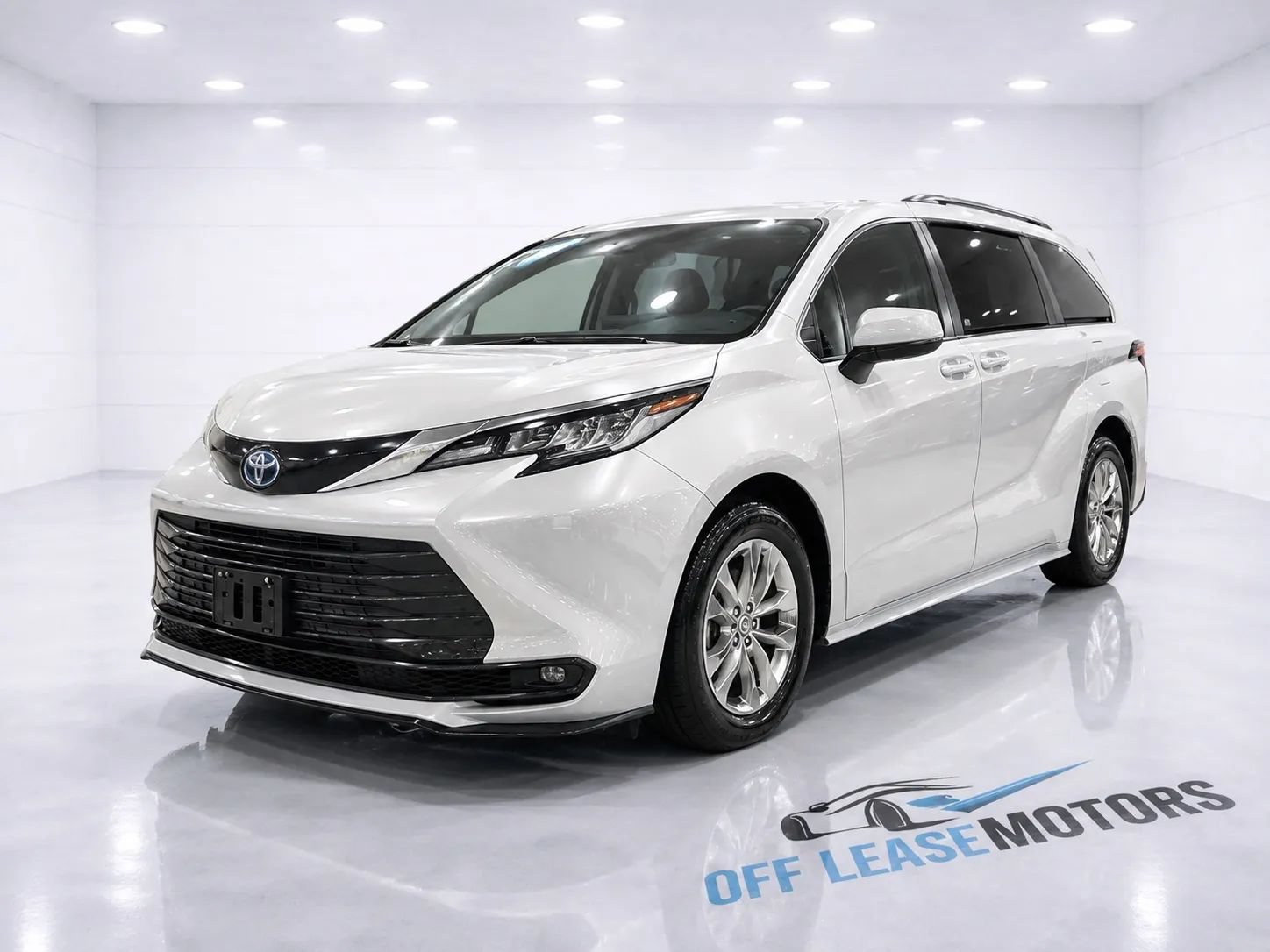 Used 2023 Toyota Sienna LE AWD/4WD image 1