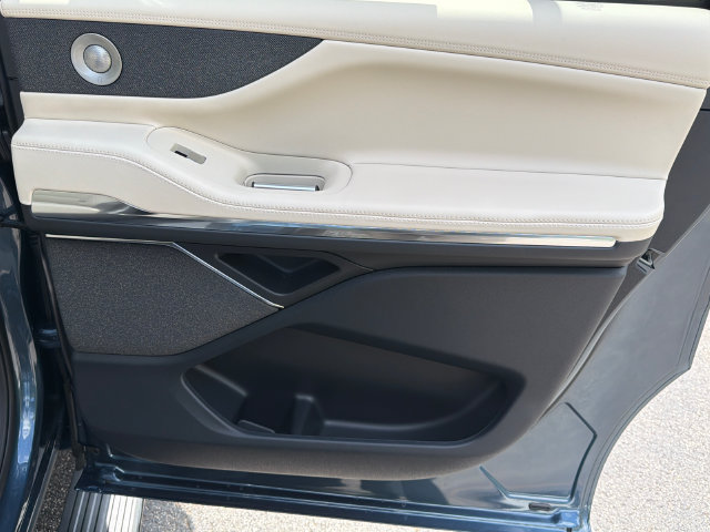 New 2027 Lincoln Navigator L Reserve AWD/4WD image 17