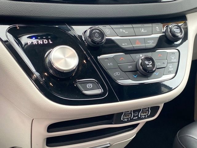 Used 2024 Chrysler Pacifica Touring-L image 11