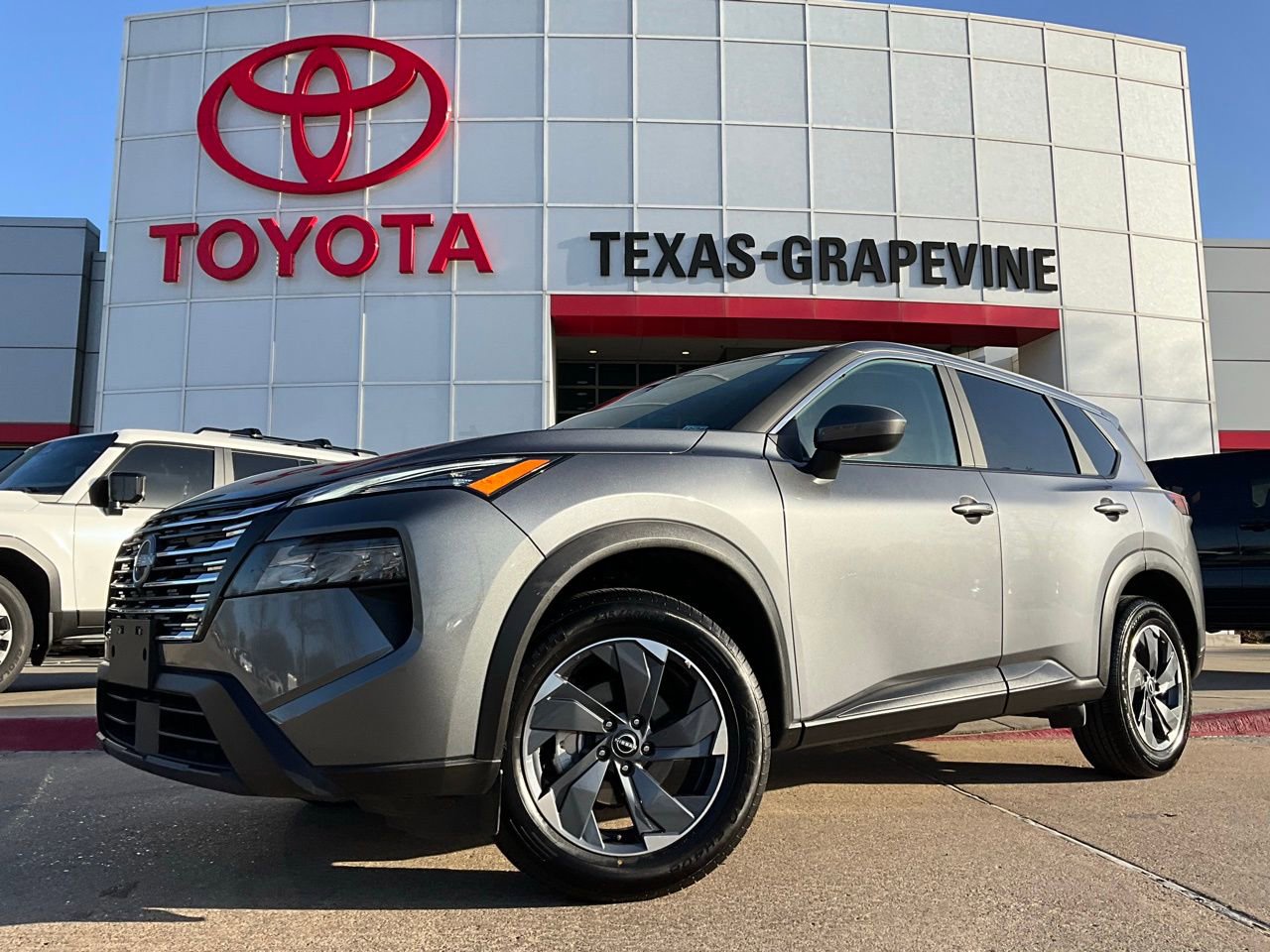 Used 2025 Nissan Rogue SV image 2