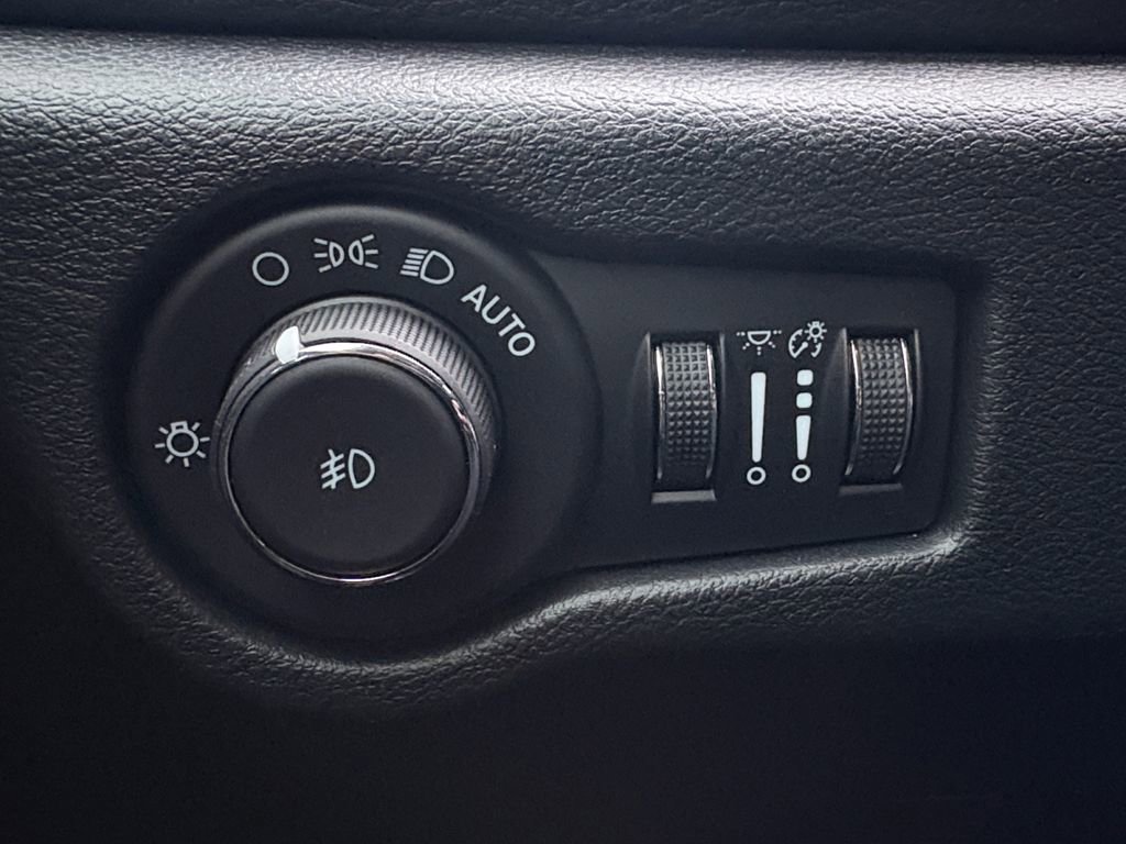 New 2026 Chrysler Pacifica Select image 2