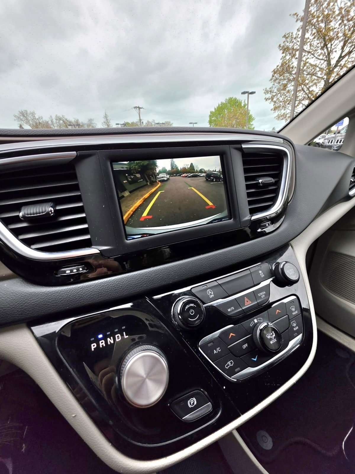 Used 2022 Chrysler Voyager LX FWD image 19