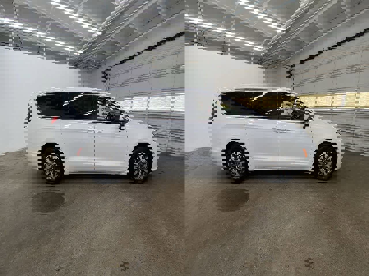 Used 2023 Chrysler Pacifica Touring-L image 7