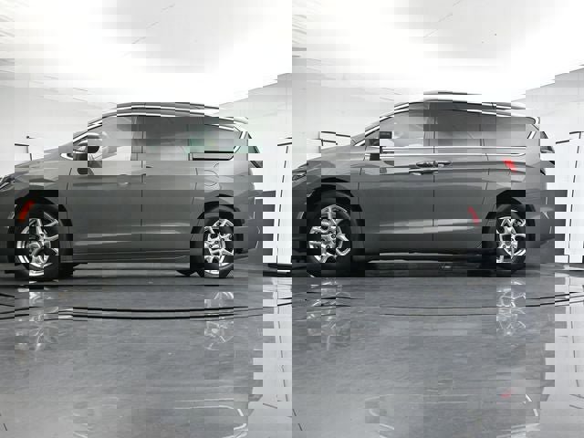 Used 2021 Chrysler Pacifica Touring-L image 30