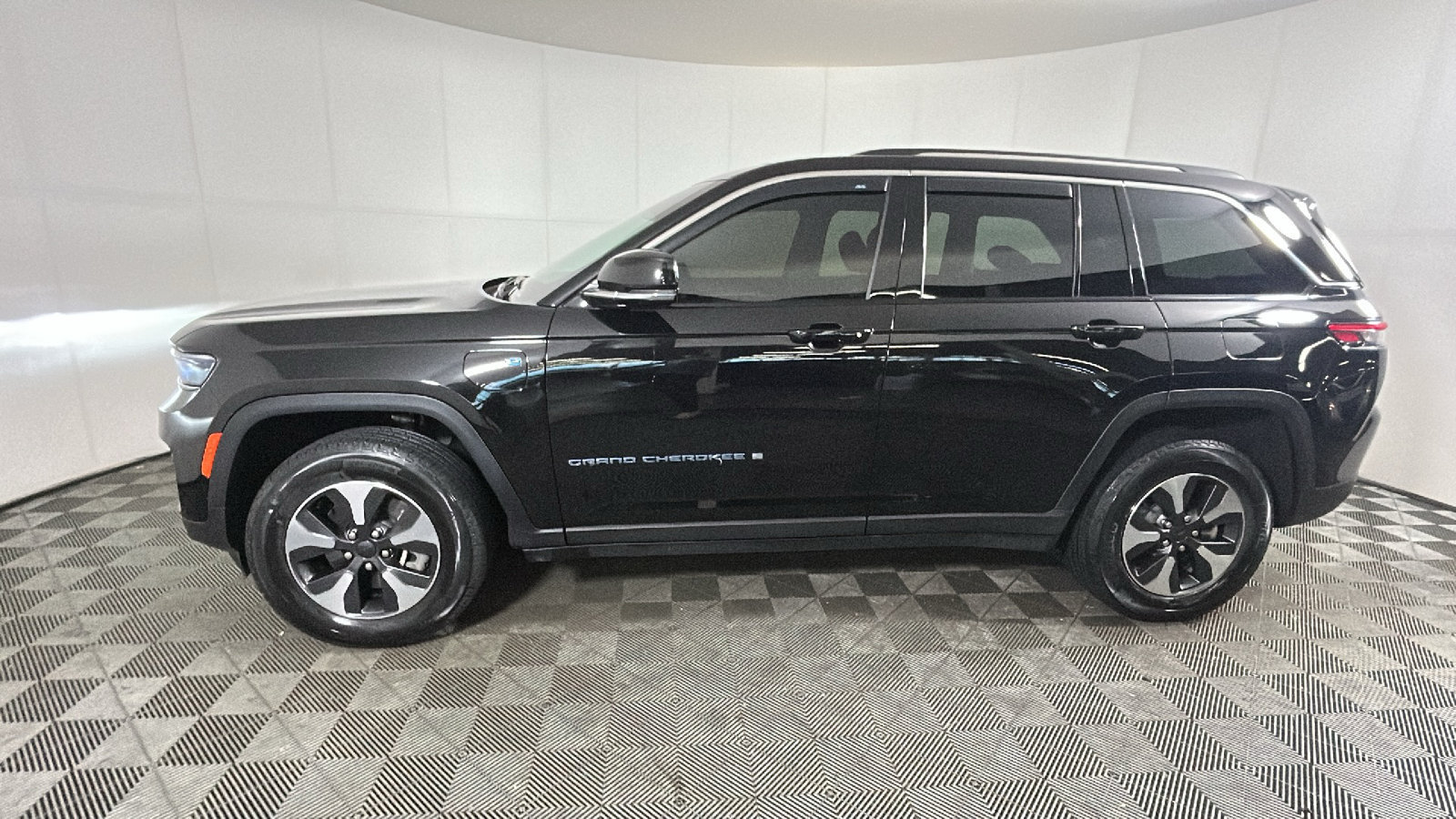 Used 2024 Jeep Grand Cherokee Limited 4xe AWD/4WD image 6