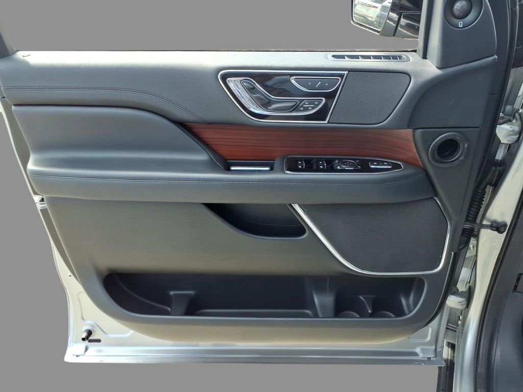 Used 2023 Lincoln Navigator Reserve image 16