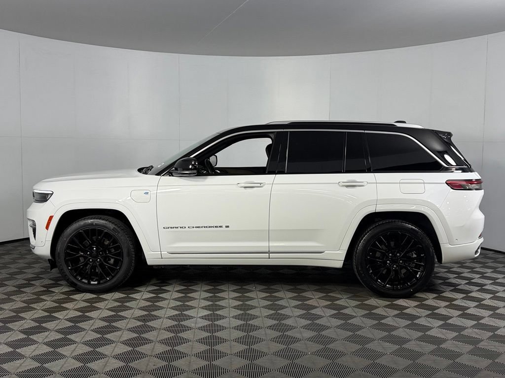 Certified 2023 Jeep Grand Cherokee Summit w/ Luxury Tech Group V AWD/4WD image 11