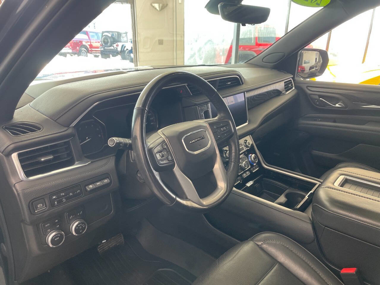 Used 2021 GMC Yukon Denali w/ Denali Premium Package image 18